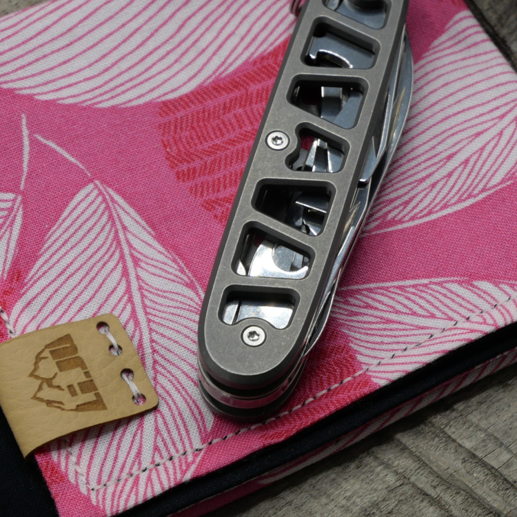 Preview: TITAN - SKELETON - used wash - fertig montiertes Taschenmesser - Titan Grade 5  (Ti 6AI 4V)  - 93mm