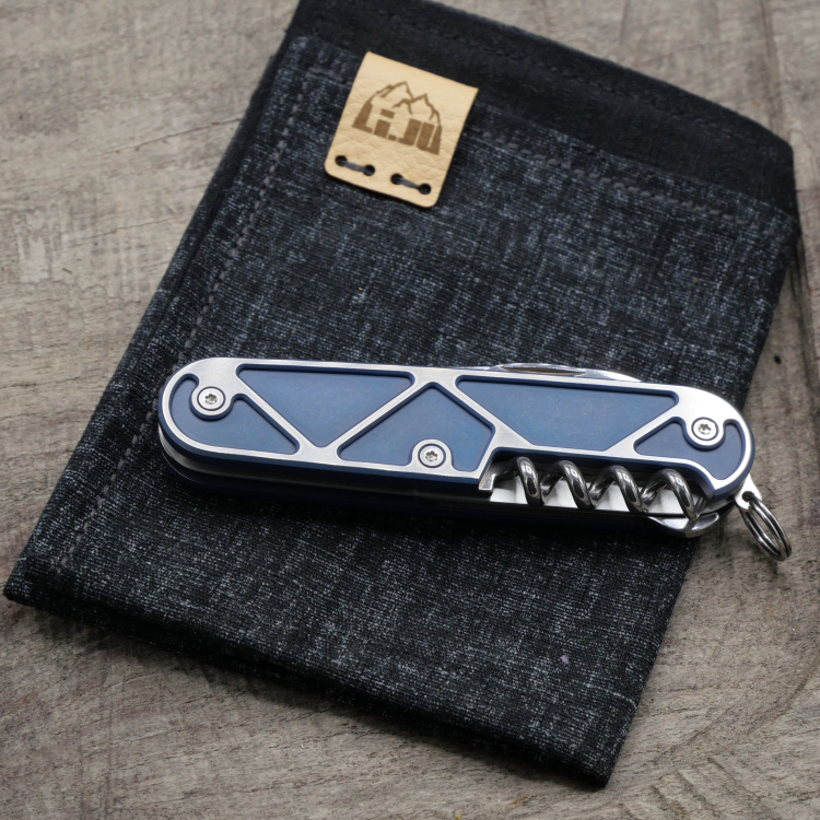 Preview: Li.JU MOD - TITAN - TRIANGLE - anodisiert - Compact - Titan Grade 5  (Ti 6AI 4V)  - 91mm