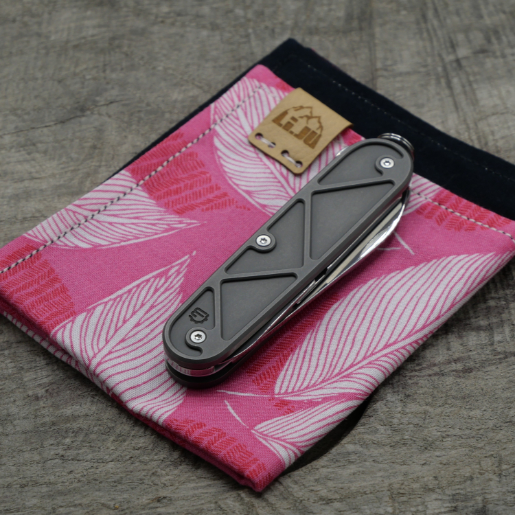 Preview: TITAN - TRIANGLE dark wash - Griffschalen oder montiertes Taschenmesser - Titan Grade 5  (Ti 6AI 4V)  - 91mm