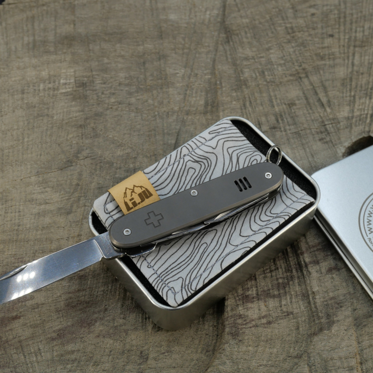 Griffschalen von w3rktrieb aus Titan, oldcross glatt dark wash