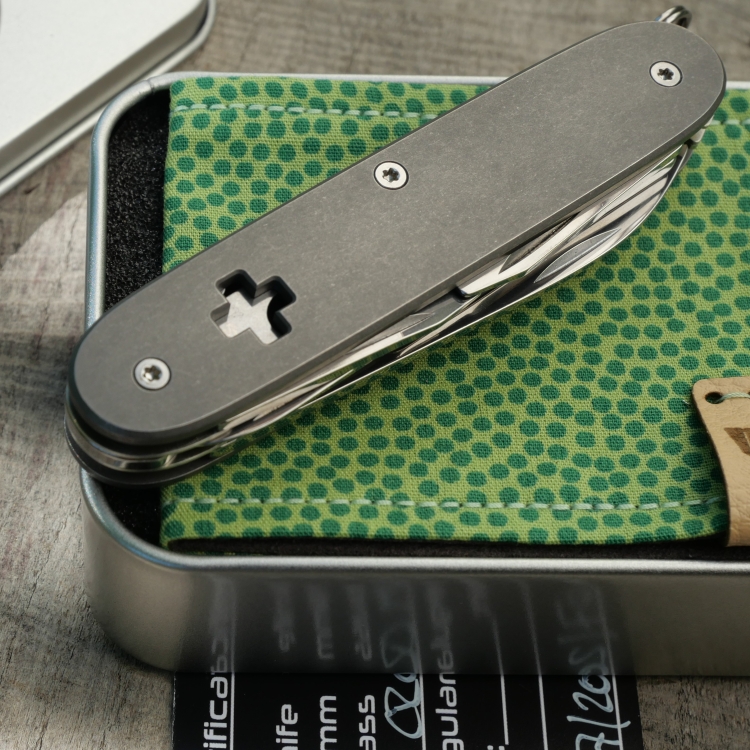 TITAN - slim line - cross cutout, used wash - Griffschalen oder fertig montiertes Taschenmesser - Titan Grade 5  (Ti 6AI 4V)  - 93mm