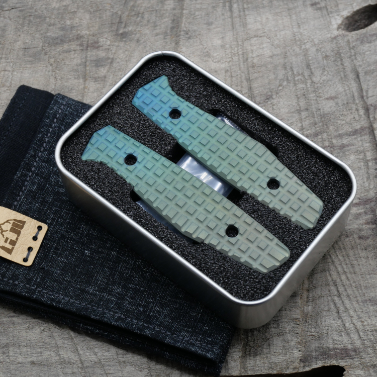 Li.JU MODS - HARDFRAGGED - triangle anodisiert stonewashed - Griffschalen für das AK1 - Titan Grade 5 (Ti 6AI 4V)