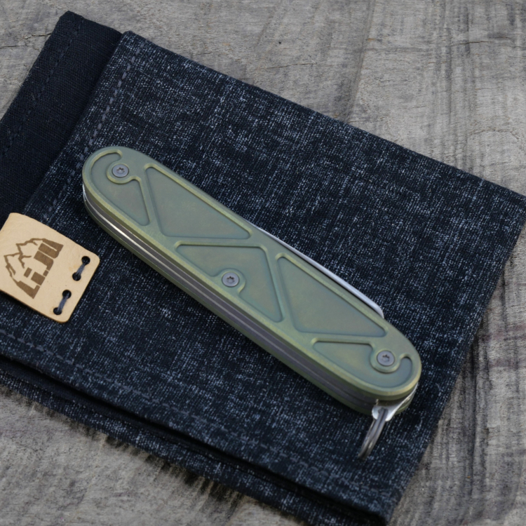 Preview: Li.JU MOD - TITAN - TRIANGLE - anodisiert, stonewashed - ELECTRICIAN - Titan Grade 5  (Ti 6AI 4V)  - 93mm