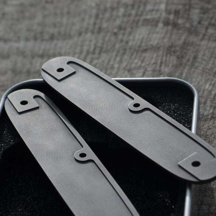 TITAN - snake dark wash - Griffschalen oder montiertes Taschenmesser - Titan Grade 5  (Ti 6AI 4V) - 93mm