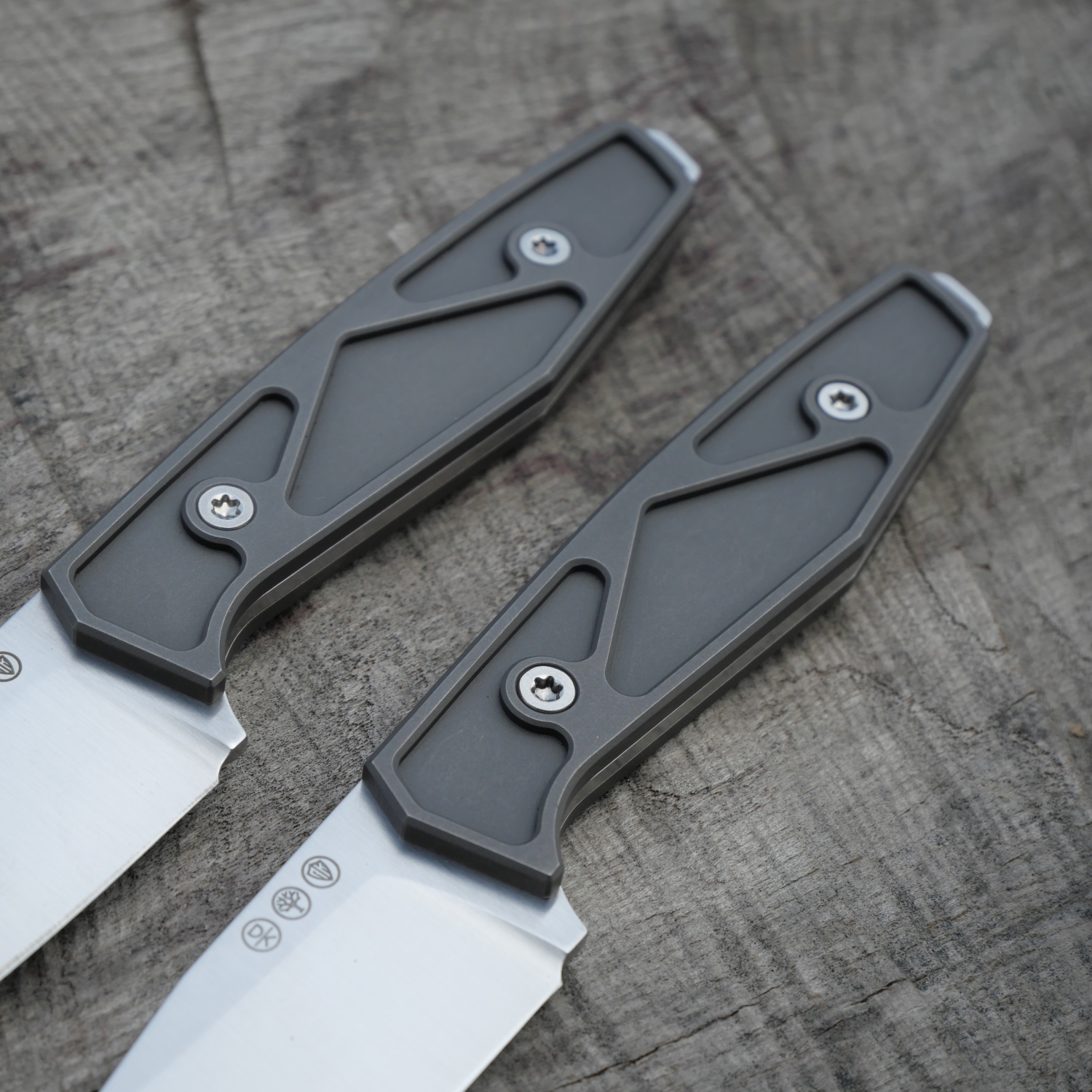 TITAN - triangle dark wash - Griffschalen für das AK1 - Titan Grade 5 (Ti 6AI 4V)