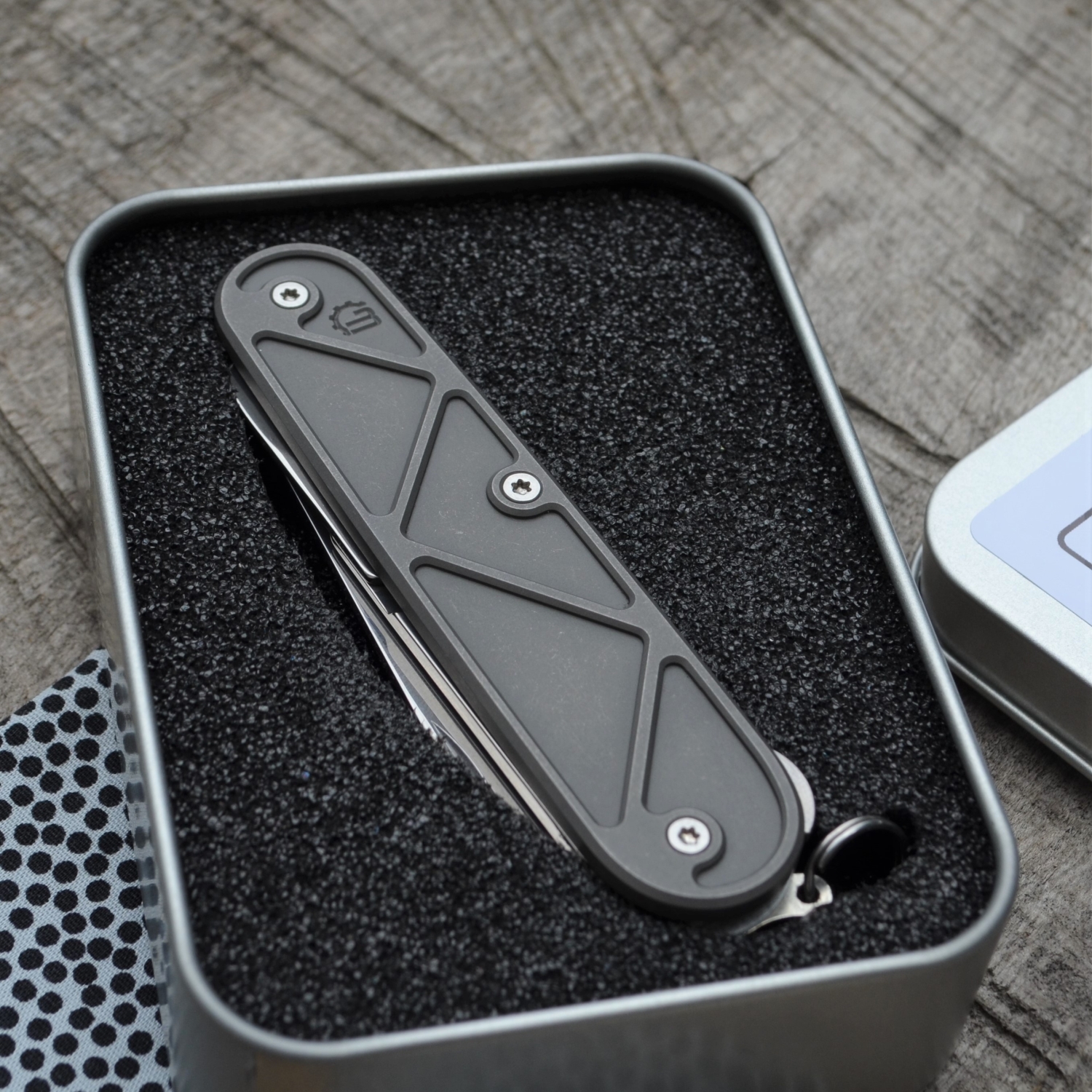 TITAN - triangle dark wash geschraubt - Brückenschalen - oc - fertigmontiertes Taschenmesser - Titan Grade 5  (Ti 6AI 4V) - 91mm