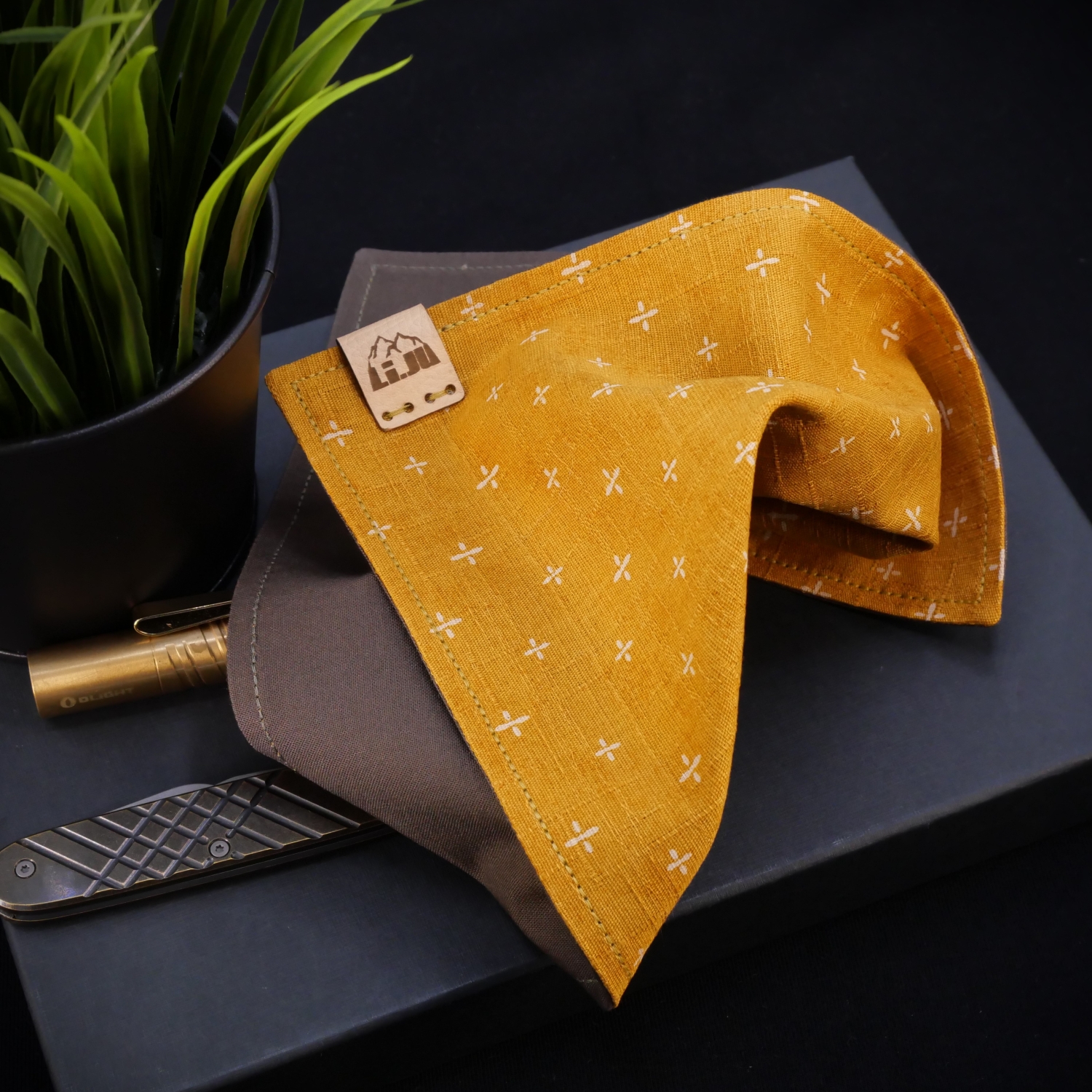 JAPANESE CROSSES - EDC HANDKERCHIEF - HANK - mustard/braun