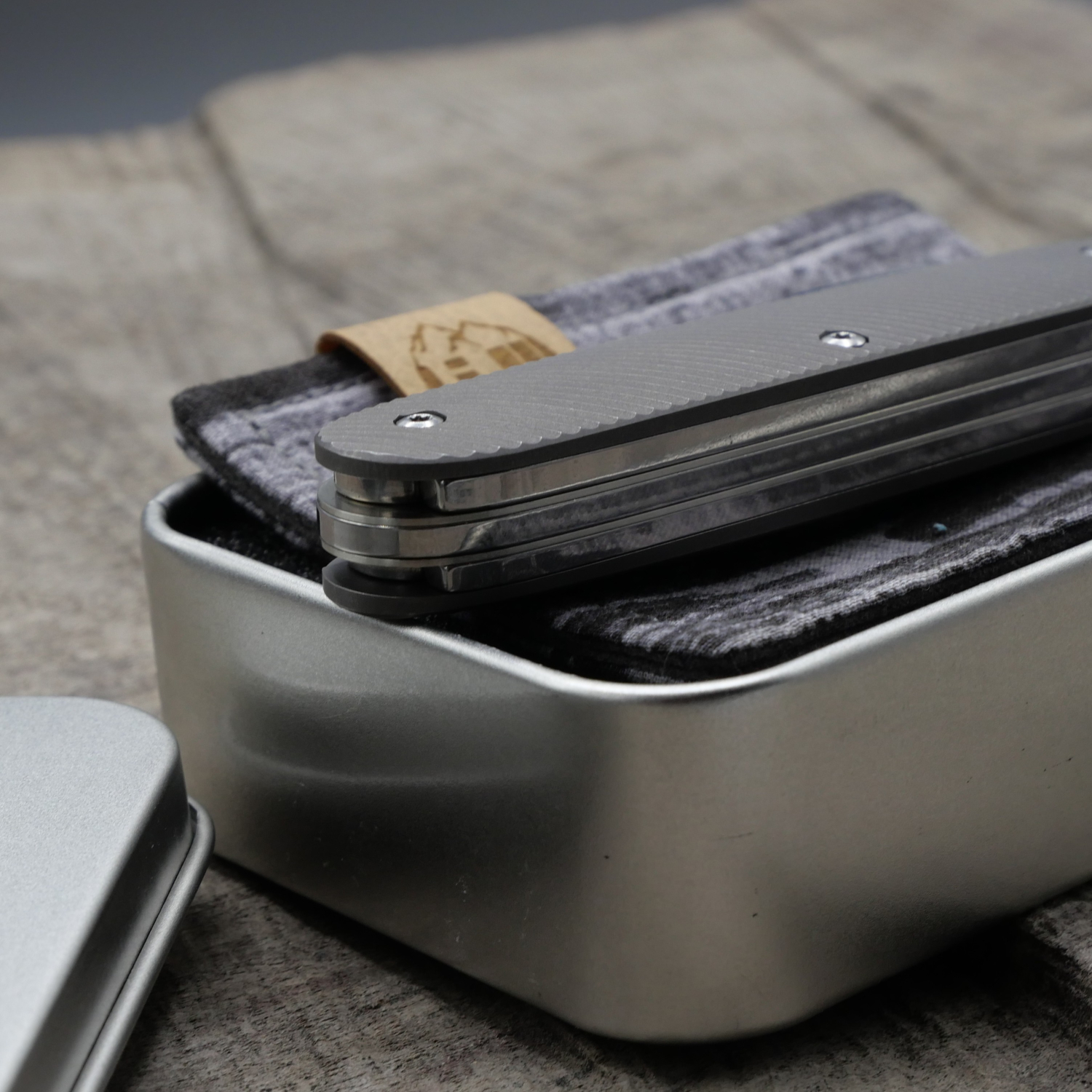 TITAN - contoured lines one-five - dark wash - fertig montiertes Taschenmesser - Titan Grade 5  (Ti 6AI 4V)  - 93mm