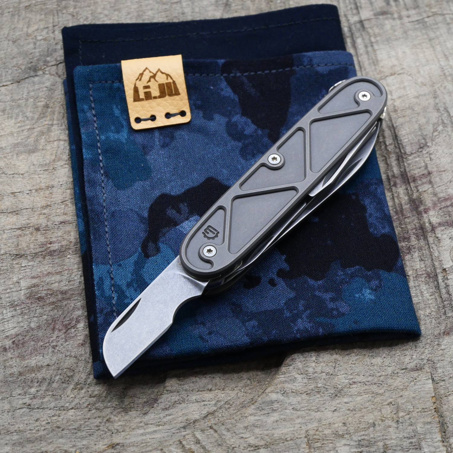 TITAN - TRIANGLE - dark wash - ELECTRICIAN-X - acidstonewash - Titan Grade 5  (Ti 6AI 4V)  - 93mm
