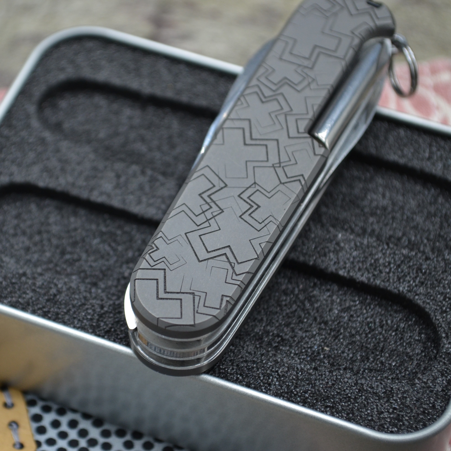 TITAN - CROSS dark wash - ti - Griffschalen oder montiertes Taschenmesser - Titan Grade 5  (Ti 6AI 4V) - 91mm