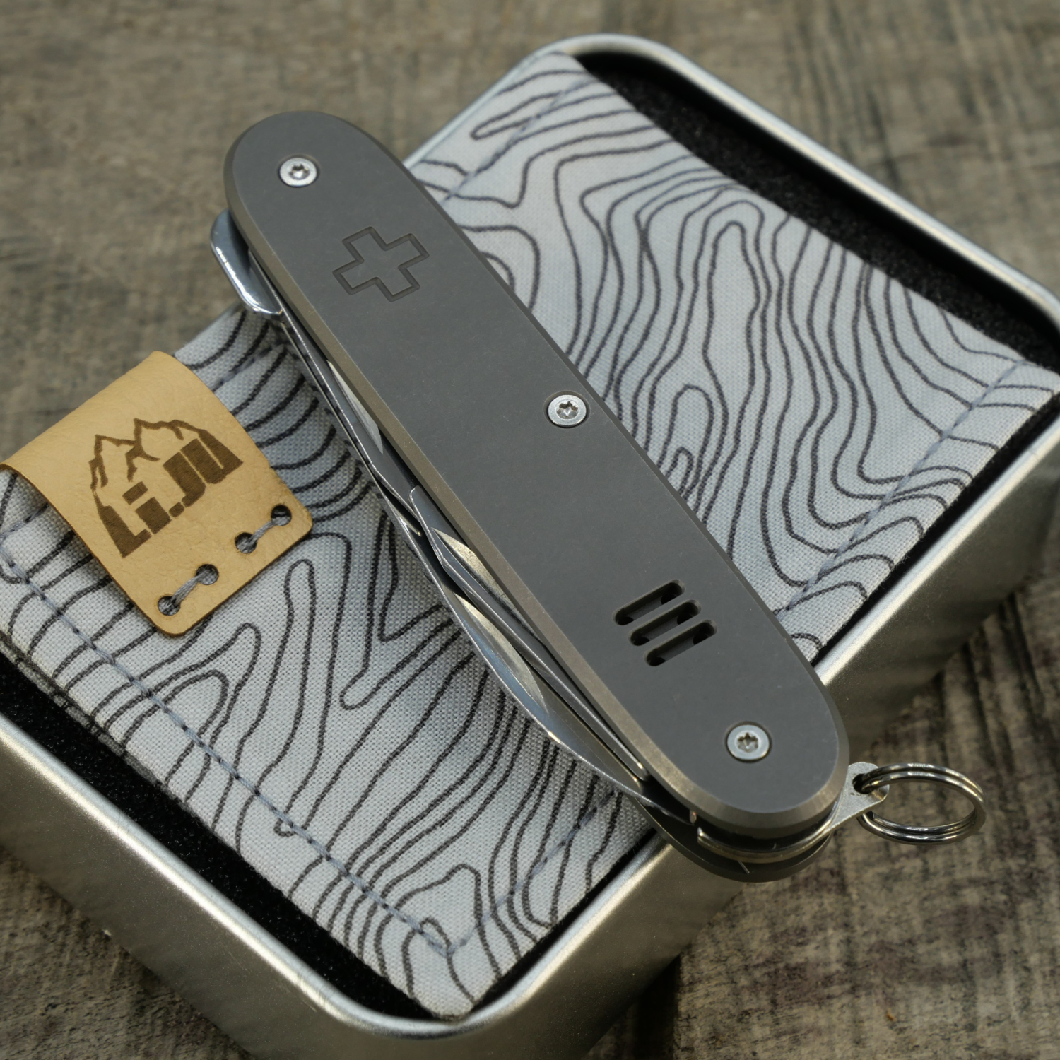 Griffschalen von w3rktrieb aus Titan, oldcross glatt dark wash