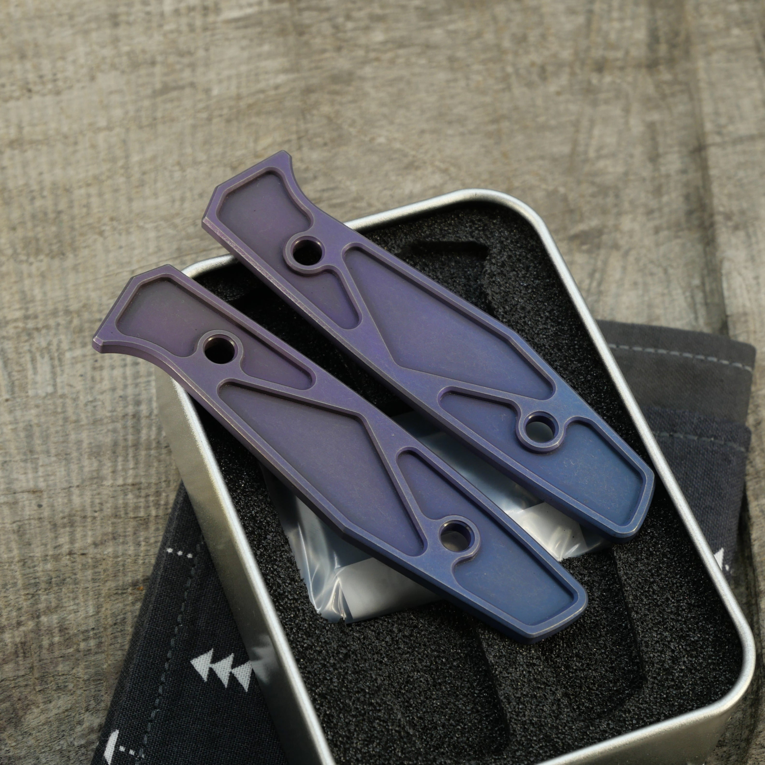 Li.JU MODS - TRIANGLE - anodisiert , stonewashed- Griffschalen für das AK1 - Titan Grade 5 (Ti 6AI 4V)