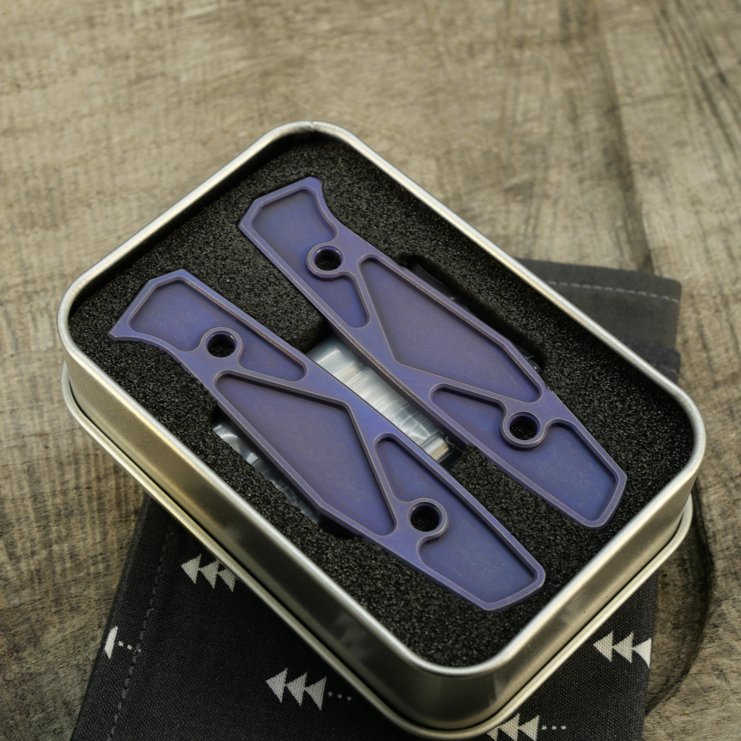 Li.JU MODS - TRIANGLE - anodisiert , stonewashed- Griffschalen für das AK1 - Titan Grade 5 (Ti 6AI 4V)