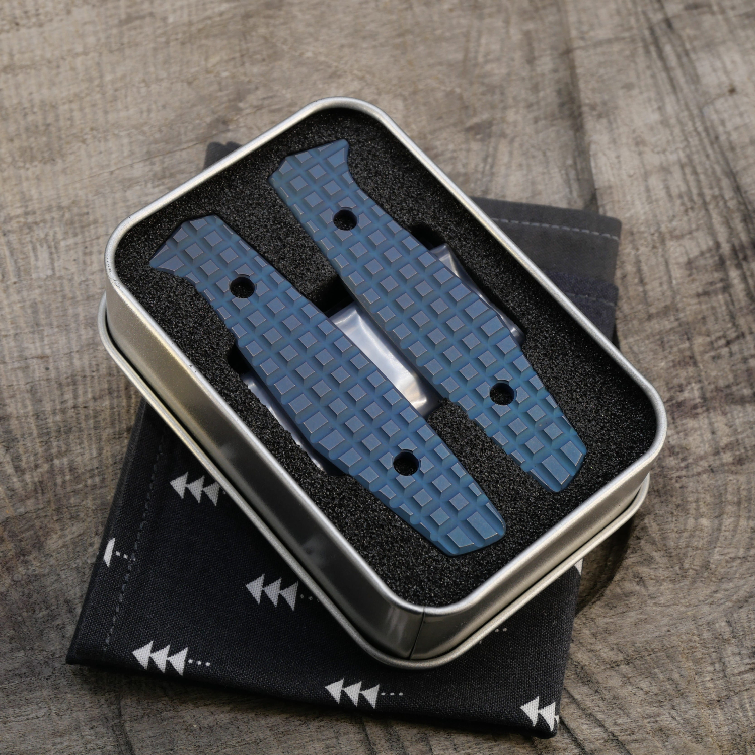 Li.JU MODS - HARDFRAGGED - anodisiert stonewashed - Griffschalen für das AK1 - Titan Grade 5 (Ti 6AI 4V)