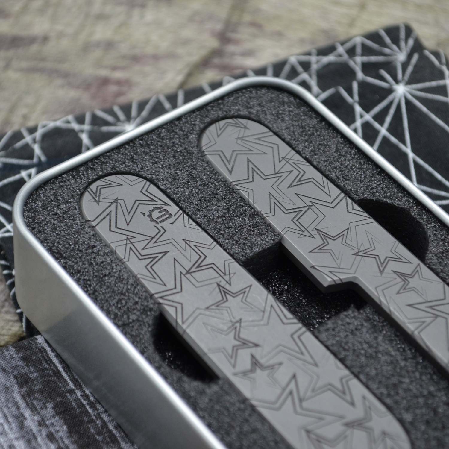 TITAN - STARS dark wash - ti - Griffschalen oder montiertes Taschenmesser - Titan Grade 5  (Ti 6AI 4V) - 91mm