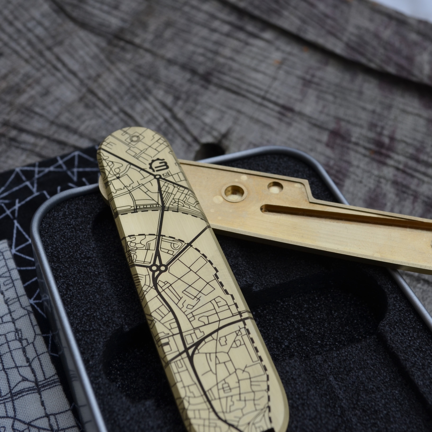 MESSING - MAYBE LONDON - Stadtplan - Griffschalen oder montiertes Taschenmesser - 91mm