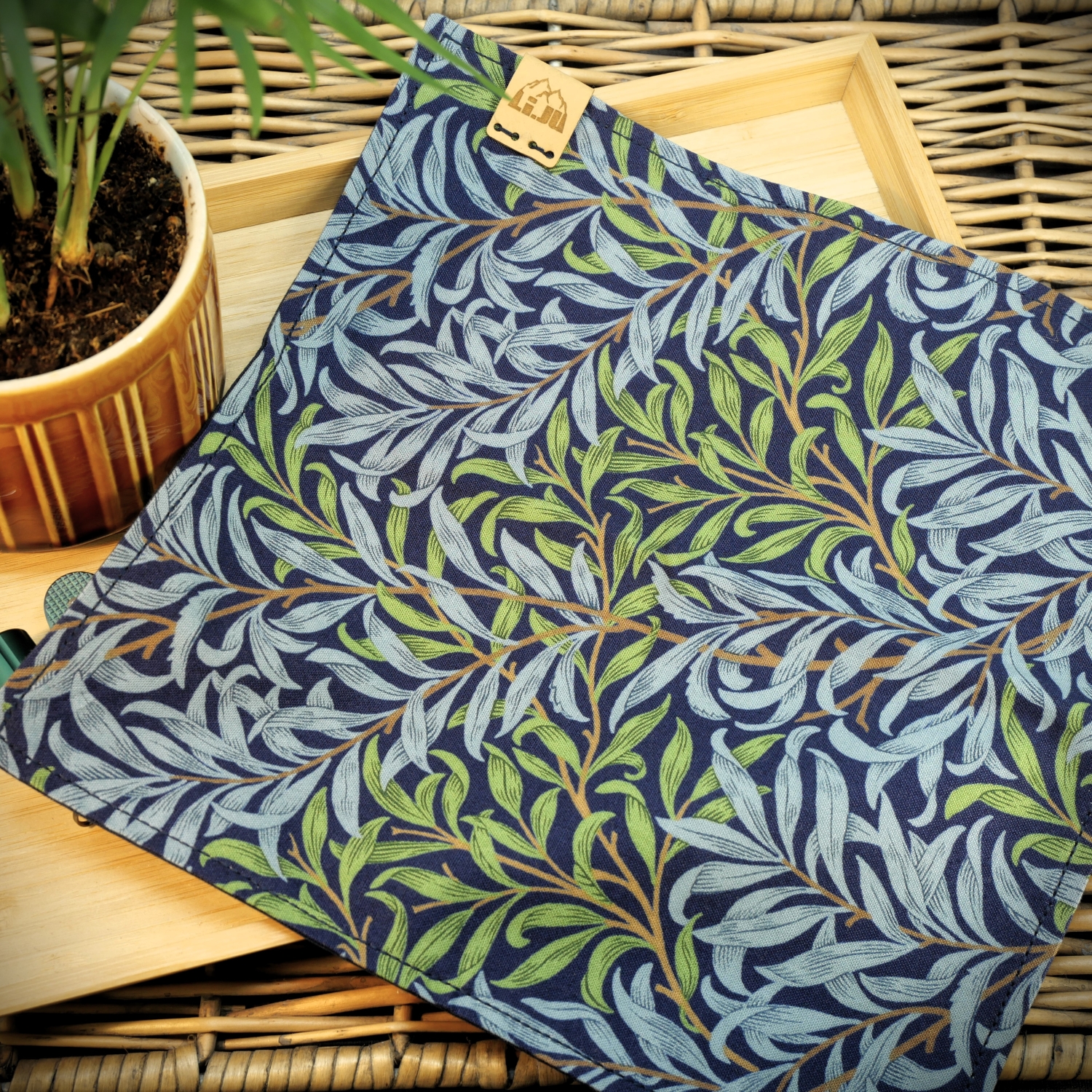 Li.JU Hank, BLUE LEAVES