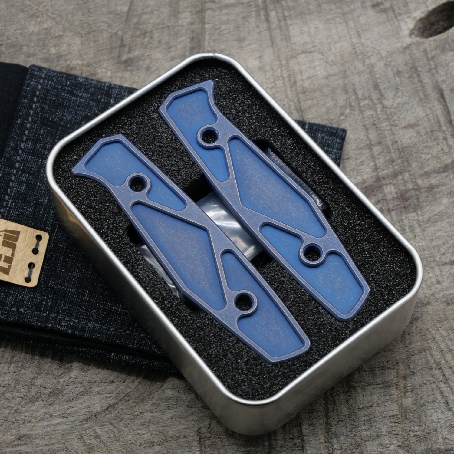 Li.JU MODS - TITAN - triangle anodisiert stonewashed - Griffschalen für das AK1 - Titan Grade 5 (Ti 6AI 4V)