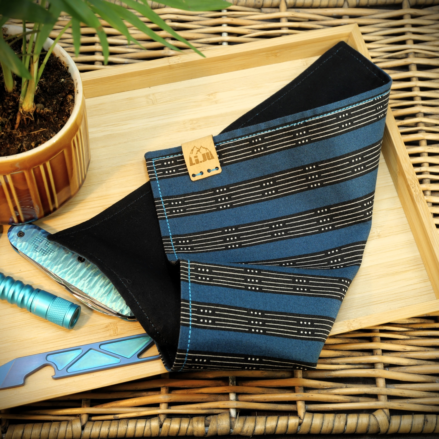 Li.JU Hank, STRIPES