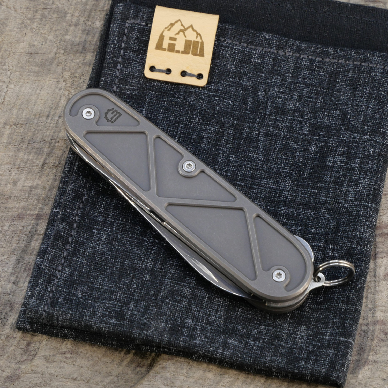 TITAN - TRIANGLE geschraubt dark wash - COMPACT - Titan Grade 5  (Ti 6AI 4V)  - 91mm